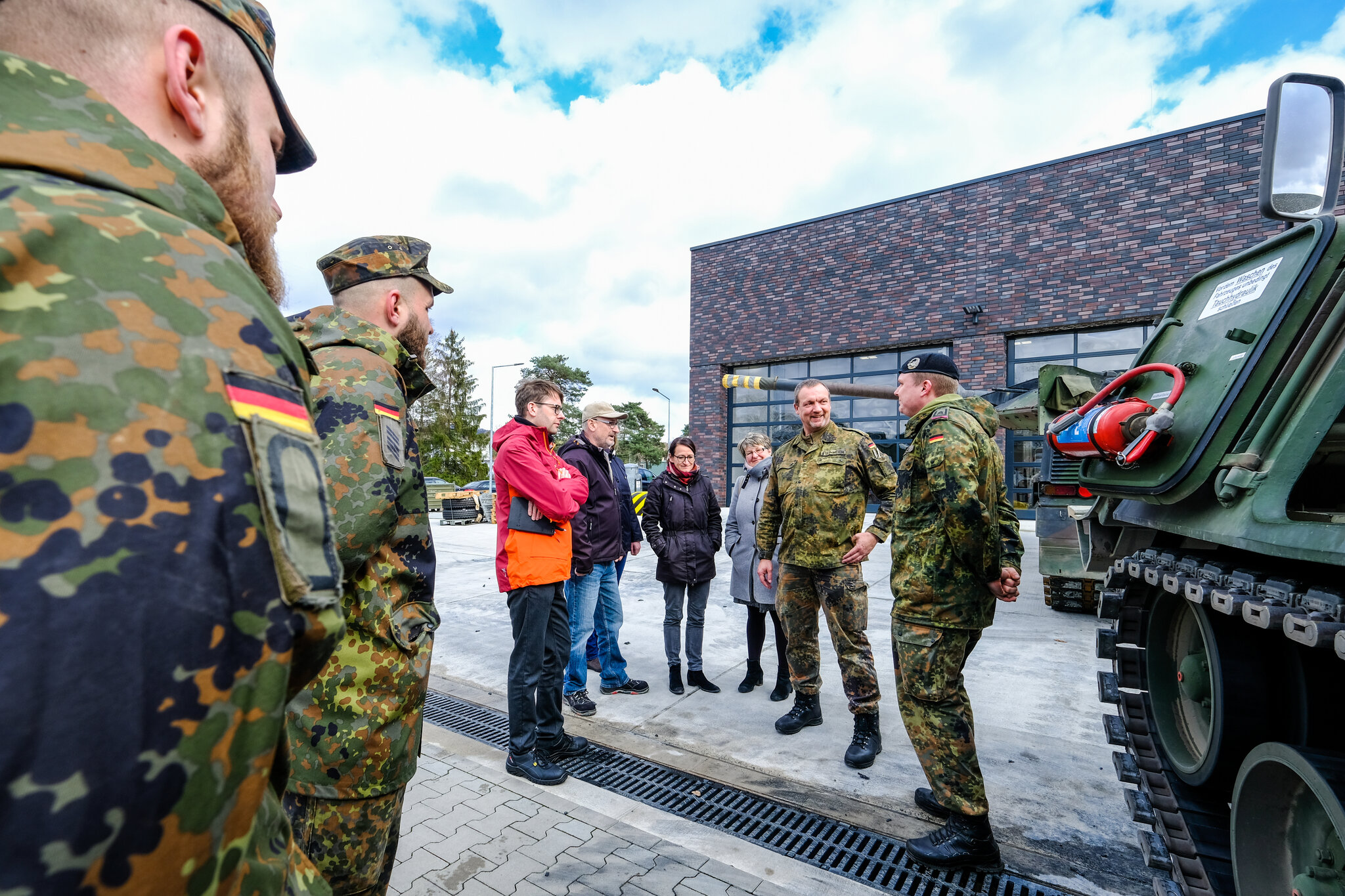 Treffen vor der neuen Instandsetzungshalle