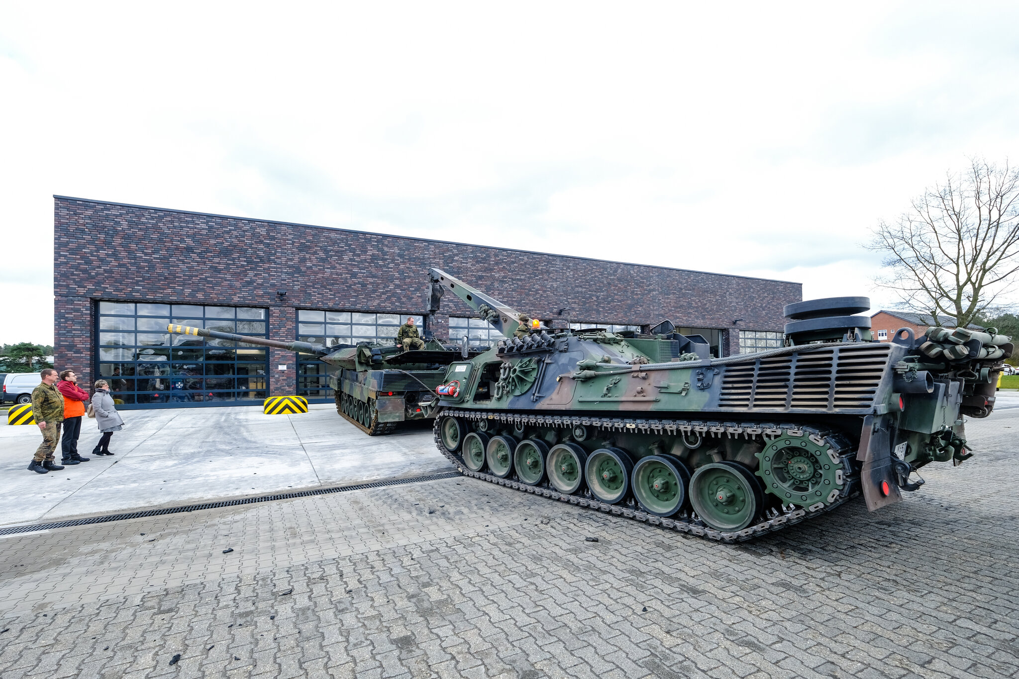Panzer vor der Wartungshalle