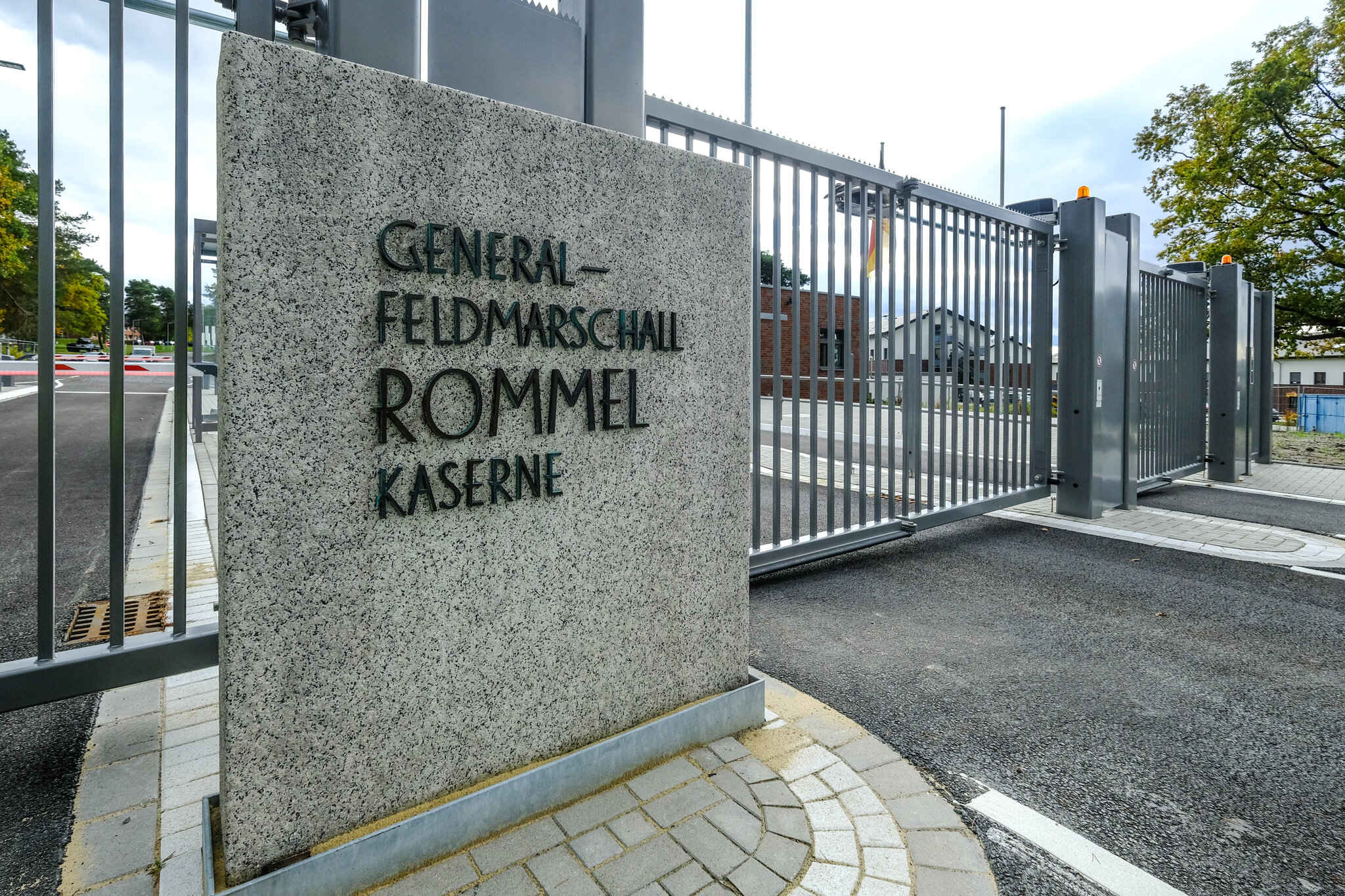 Kasernenname auf Stein