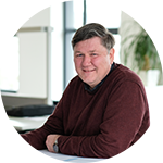 Projektverantwortlicher Ulrich Lesmann (BLB NRW Bielefeld) Der Verantwortliche rund um das Neubauprojekt der Gebäude IQ der Universität Paderborn sitzt in einem Büro vor einem Projektplan.