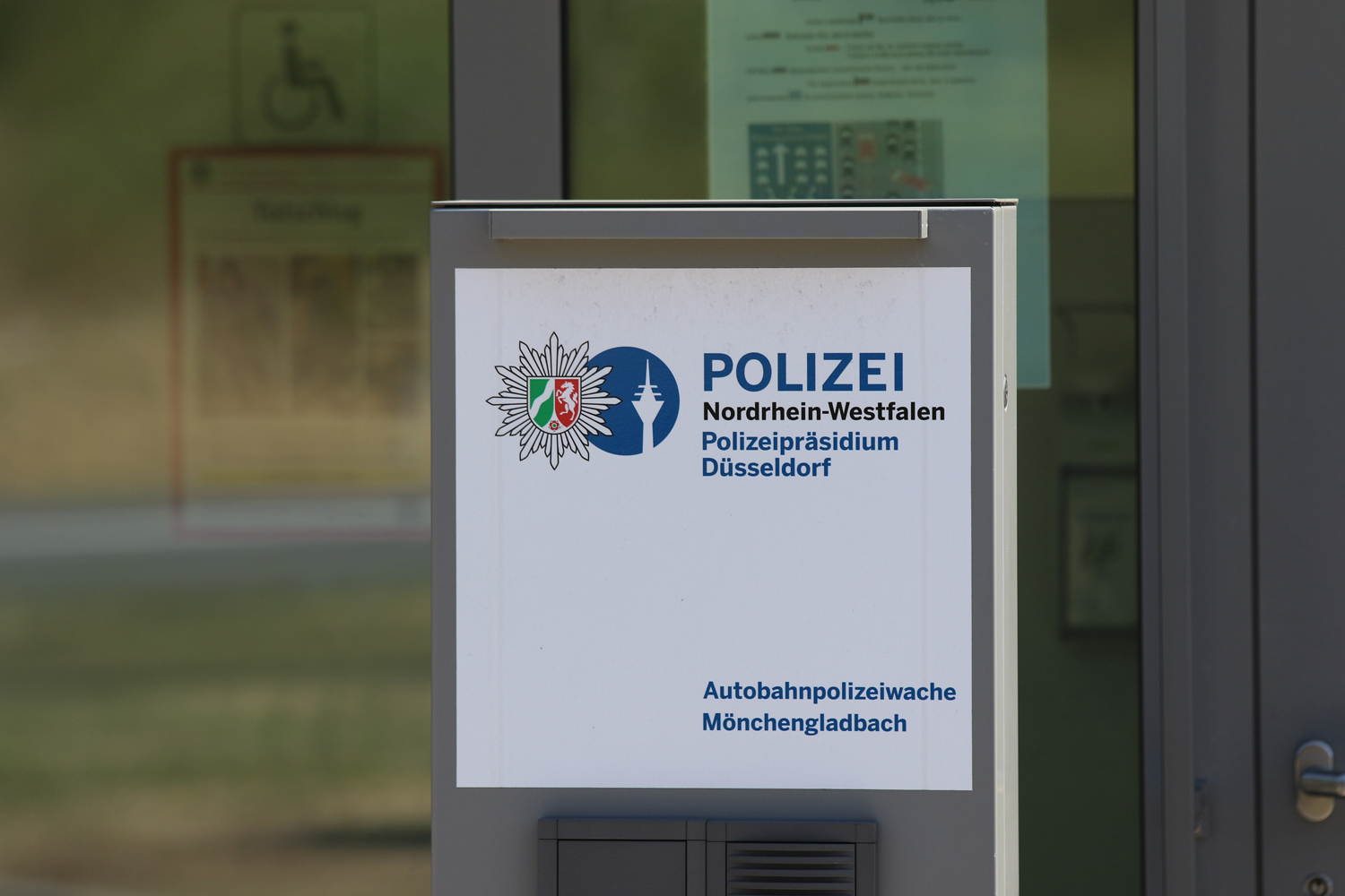 Schild: Autobahnpolizeiwache Mönchengladbach Schild: Autobahnpolizeiwache Mönchengladbach