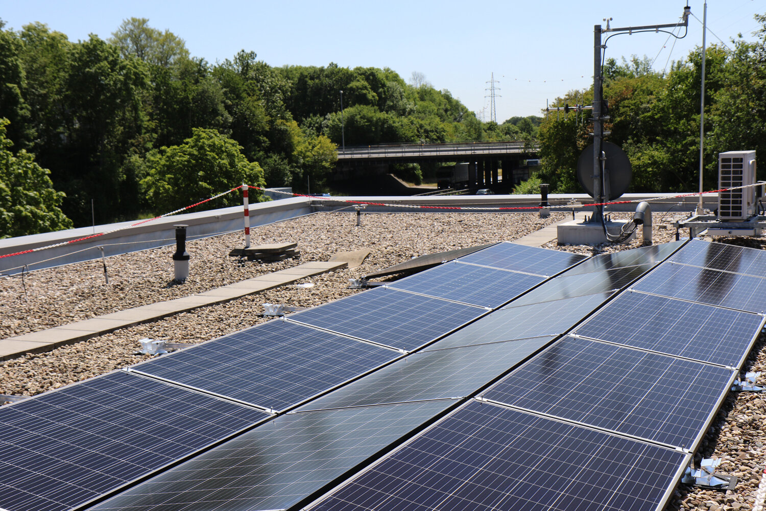 Fertig montierte PV Anlage auf der Wache der Autobahnpolizei Mönchengladbach Fertig montierte PV Anlage auf der Wache der Autobahnpolizei Mönchengladbach