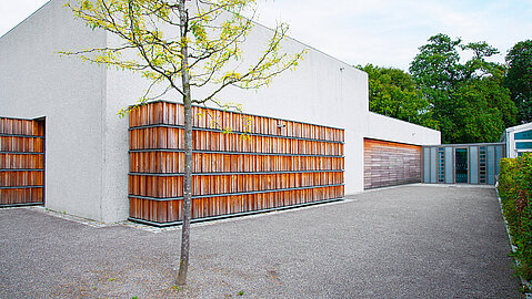 Eine äußere Ansicht des neuen Zentrums mit Blick auf die das imitierte Bücherregal.