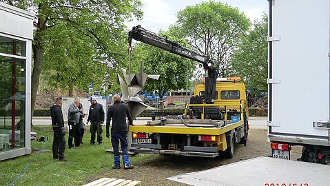 Abbau des Kunstwerks "die Entfaltung" am alten Standort der FH Bielefeld 