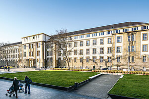 Das Duisburger Land und Amtsgericht aus der Totalperspektive. Die aufgefrischten Farben und die ausgebesserte Fassade sorgen dafür, dass das Gesamtbild deutlich ordentlicher wirkt.
