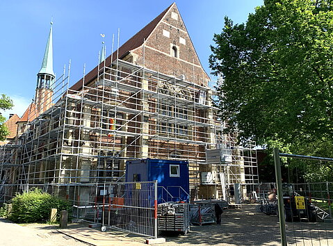 Zur Sanierung umhüllt ein Gerüst die Petrikirche in Münster. 