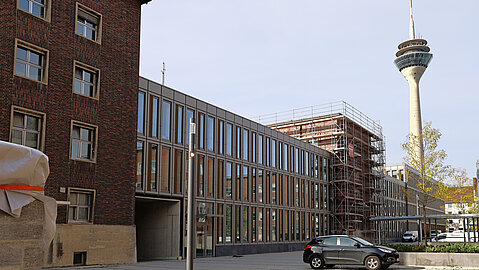 Polizeipräsidium Düsseldorf mit Fernsehturm