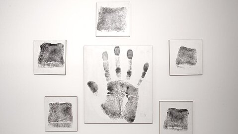 Die Abbildung eines Fingerabdrucks an der Wand