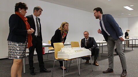 Muhterem Kacar (r.) bei der Projekterläuterung. V. l. n. r.: Gabriele Willems, Geschäftsführerin BLB NRW, Dr. Oliver Breiden und Elke Kolfen, Niederlassungsleitung Düsseldorf, Dr. Jan Heinisch, Staatssekretär im Ministerium für Heimat, Kommunales, Bau und Gleichstellung des Landes Nordrhein-Westfalen.