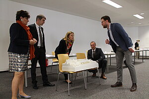 Muhterem Kacar (r.) bei der Projekterläuterung. V. l. n. r.: Gabriele Willems, Geschäftsführerin BLB NRW, Dr. Oliver Breiden und Elke Kolfen, Niederlassungsleitung Düsseldorf, Dr. Jan Heinisch, Staatssekretär im Ministerium für Heimat, Kommunales, Bau und Gleichstellung des Landes Nordrhein-Westfalen.