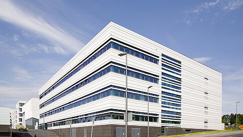 Straßenansicht vom Forschungsgebäude auf dem Gesundheitscampus der Ruhr-Universität Bochum