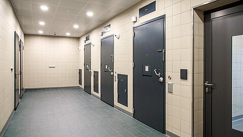 Einblick in den Bereich der Gewahrsamszellen