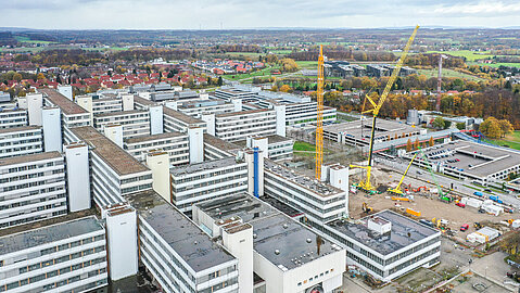 Luftbild Baustelle mit Kran