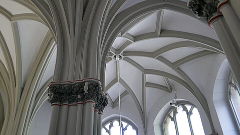 Fast wie in einer Kirche wirkt die Decke der Eingangshalle des Amtsgerichts Duisburg-Ruhrort.