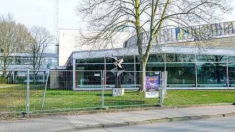 Abbau der Skulptur Entfaltung am alten Standort der FH Bielefeld