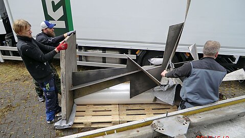 Abtransport der Skulptur "Entfaltung" am alten Standort der FH Bielefeld