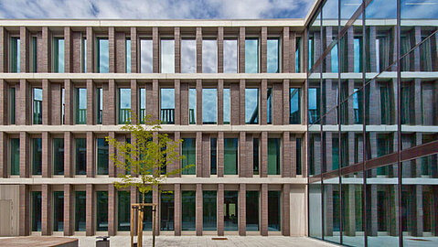 Wie streng gegliederte Klinkerfassade der Oberfinanzdirektion NRW in Münster