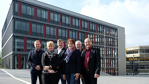 Gruppenfoto vor dem Gebäude I