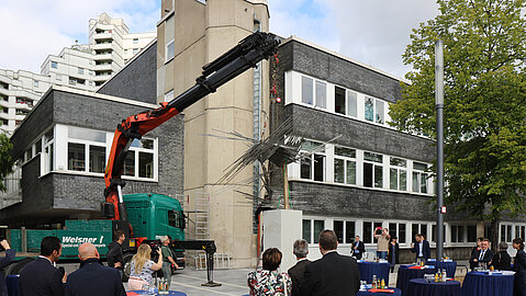 Mithilfe eines Kran-LKWs wird die Großraumplastik von Norbert Kricke an ihrem neuen Standort vor dem Bildungszentrum Gelsenkirchen platziert.