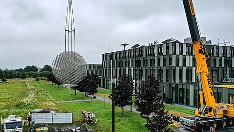 Aufbau der Großplastik mit dem Kran 