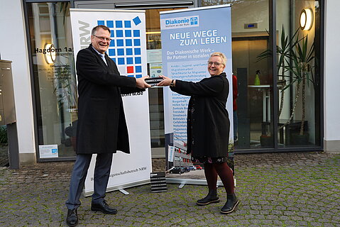 BLB NRW-Geschäftsführer Dirk Behle übergibt die Mini-PCs an Birgit Hirsch-Palepu, Geschäftsführerin der Diakonie Mülheim an der Ruhr.