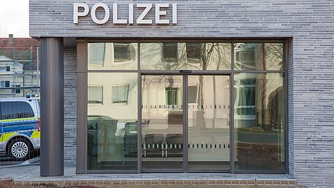 Eingangsbereich der Polizeiwache Außenansicht des Eingangs der Wache