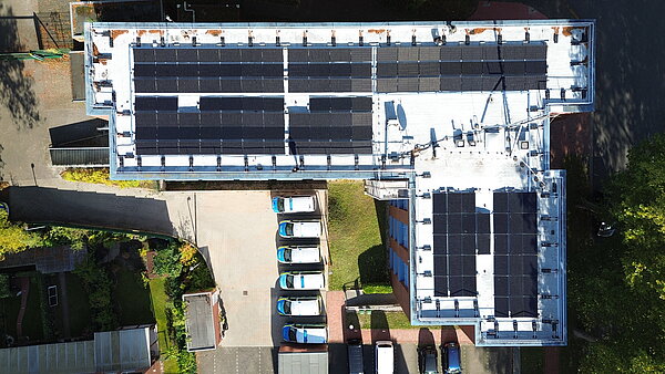 134 Solarmodule auf dem Dach einer Polizeiwache