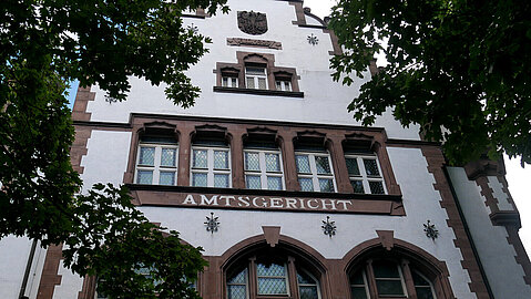 Die prächtige Giebelfassade des Mittelbaus mit Saalfenstern und rundbogigem Hauptportal kennzeichnet das Amtsgericht Duisburg-Ruhrort.