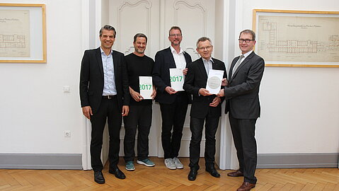 Der technische Niederlassungsleiter Markus Vieth (rechts) und sein Team präsentieren die "Auszeichnung guter Bauten 2017".