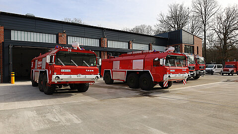 Vier Feuerwehrfahrzeuge vor dem Munitionsdepot