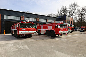 Vier Feuerwehrfahrzeuge vor dem Munitionsdepot