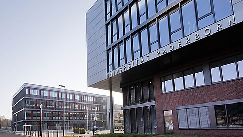 Außenaufnahme der Neubauten I & Q an der Universität Paderborn