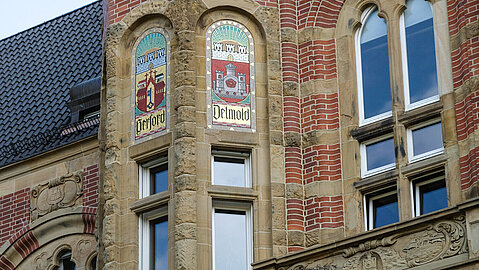 In den Türmen ließ man im zweiten Obergeschoss Wappenmosaike der zur Oberpostdirektion Minden zugehörigen Bezirke (Bückeburg, Herford, Detmold, Paderborn, Bielefeld, Oeynhausen) ein.