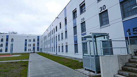 Außenansicht des neuen Hafthauses an der JVA Bielefeld-Brackwede