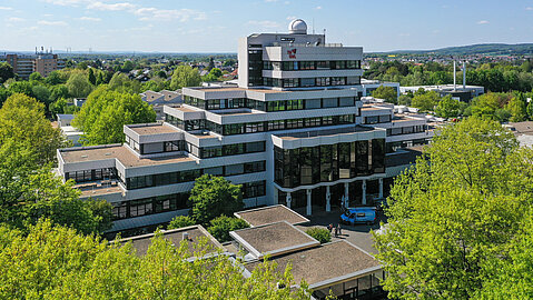 Hauptgebäude der TH OWL Die TH OWL hat fast 6.000 Studierende, von denen etwa 2.900 in Lemgo studieren. Weitere Standorte der Hochschule sind Detmold und Höxter.