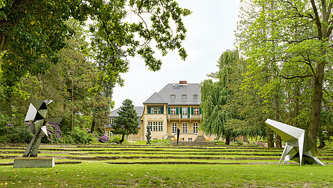 Die Entfaltung von Hans Uhlmann im Garten Kunstmuseum Haus am Waldsee