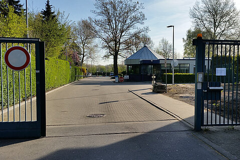 Hinter dem geöffneten Rolltor erkennt man das Pfortengebäude der Justizvollzugsanstalt Castrop-Rauxel.