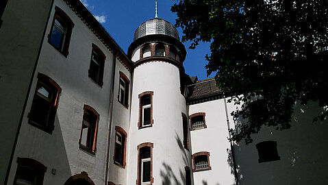 Blick vom Innenhof auf das Gebäude.