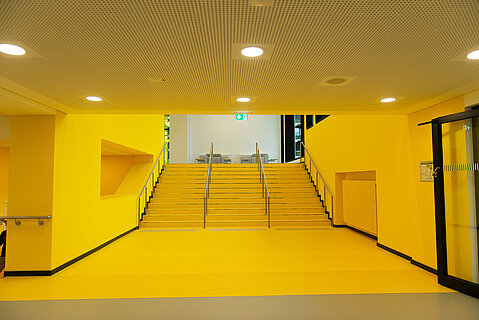 Gelb gestrichene Wände und Boden im Flur des Gebäudes 23.21