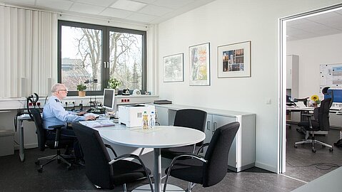 Polizeibeamter sitzt an seinem neuen Arbeitsplatz
