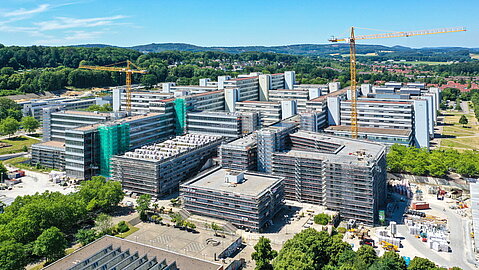 Blick auf das gesamte Hauptgebäude der Universität Bielefeld mit dem entstehenden Neubau.