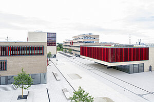 Blick auf die Campusmitte mit der Mensa.