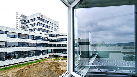 Der Blick aus dem Modulgebäude auf die sanierungsbedürftigen Gebäude.