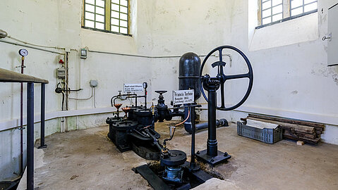 Im Turbinenhaus steht eine alte Francis-Turbine.