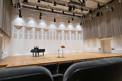 Konzertsaal im Orchesterzentrum Konzertsaal im Orchesterzentrum mit schwarzem Flügel