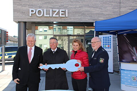 Schlüsselübergabe an der neuen Polizeiwache Grevenbroich
