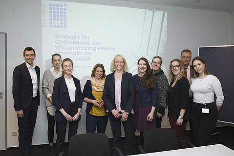 Nachwuchswissenschaftler der FH Dortmund vor einer Präsentation zur Strategie zur Optimierung des Wissensmanagements innerhalb der Projektarbeit.