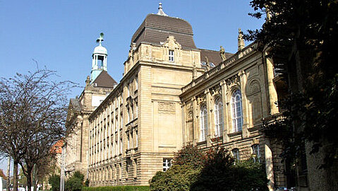 Landesdenkmal Bezirksregierung Düsseldorf Seitliche Ansicht des denkmalgeschützten Gebäudes der Bezirksregierung Düsseldorf, dass nach dem Vorbild des Reichtagsgebäudes gebaut wurde und neben Figuren, Stuckelemente, gebogene Fenster und eine Steinfassade bietet.
