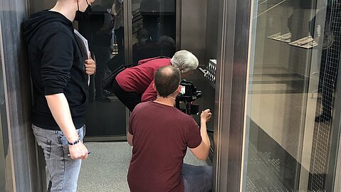 Filmszene im Aufzug