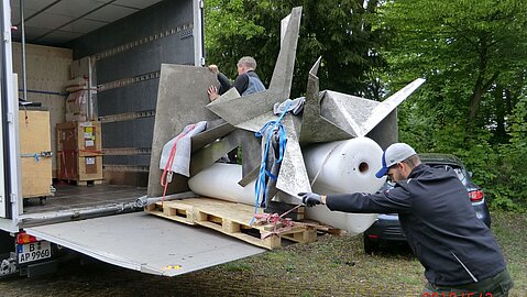 Transport der Skulptur "Entfaltung" von Hans Uhlmann am alten Standort der FH Bielefeld